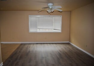 6595 Hitchcock Way in Sacramento, CA - Building Photo - Building Photo