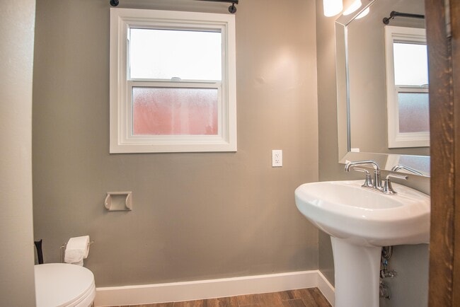 250 N Clark St in Orange, CA - Foto de edificio - Building Photo