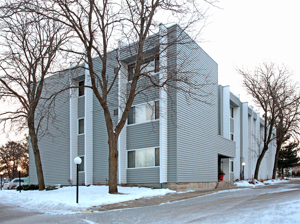 Cliff House in Burnsville, MN - Building Photo