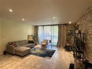 5901 Canterbury Dr, Unit 11 in Culver City, CA - Building Photo - Building Photo