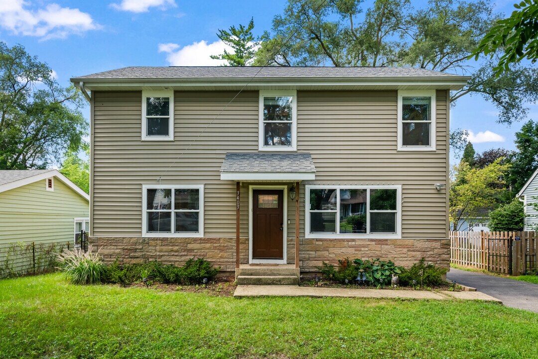 3403 Ridge Rd in Island Lake, IL - Building Photo