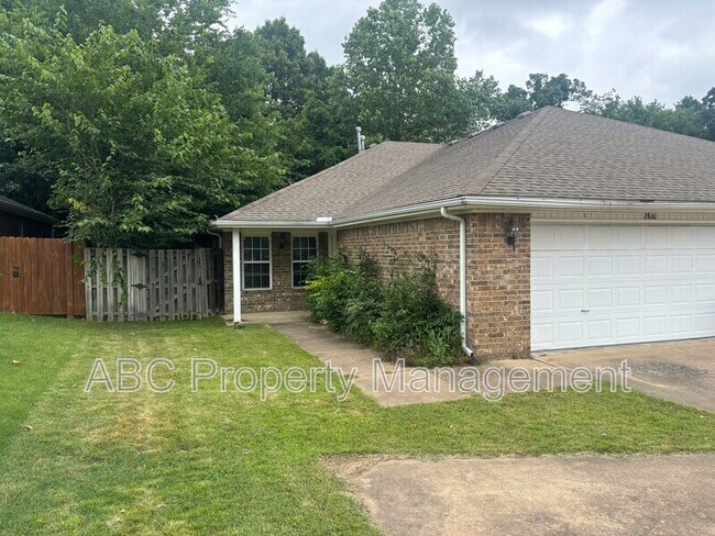 2810 Wildwood Dr in Fayetteville, AR - Building Photo - Building Photo