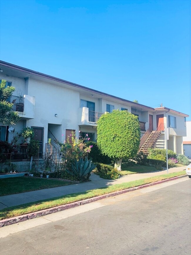 1205 Victoria Ave in Venice, CA - Building Photo - Building Photo