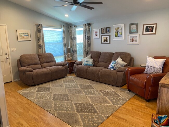 9302 Fermi Ave in San Diego, CA - Foto de edificio - Building Photo