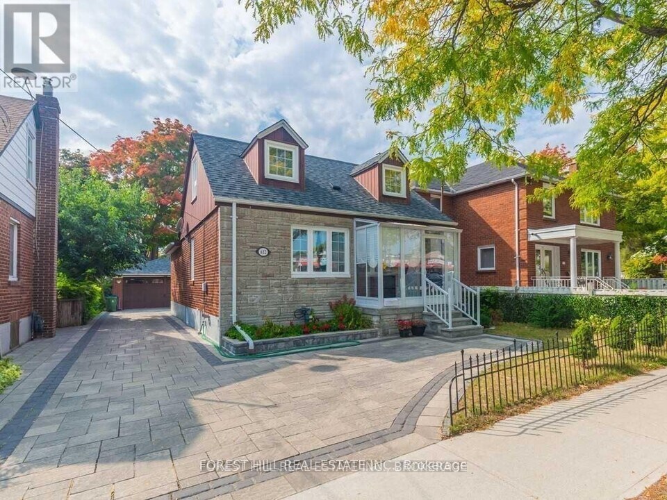 632 Pharmacy Ave in Toronto, ON - Building Photo