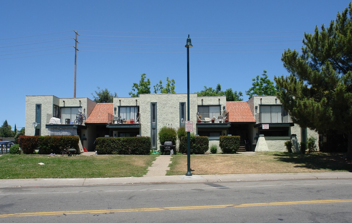 7795 Sayonara Dr in Citrus Heights, CA - Foto de edificio
