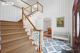 44 White Oak Ln in Southampton, NY - Building Photo - Building Photo