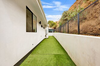 7824 Shadyspring Dr in Burbank, CA - Building Photo - Building Photo