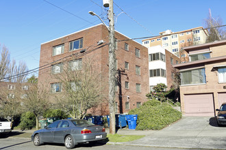 Highland Arms Apartments in Seattle, WA - Building Photo - Building Photo