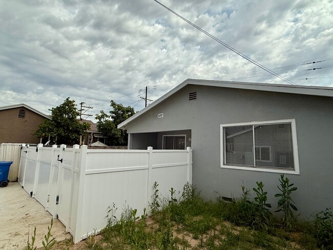 3128 E 1st St, Unit 2 in Los Angeles, CA - Building Photo - Building Photo