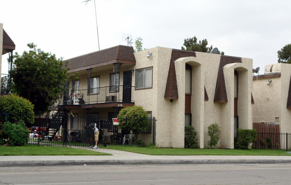 209 E 4th St in San Bernardino, CA - Building Photo