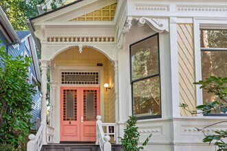 1720 NW Hoyt St in Portland, OR - Building Photo - Building Photo