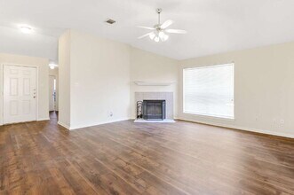 203 Paradise Ln in Montgomery, TX - Building Photo - Building Photo