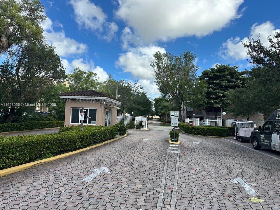 8411 NW 8th St in Miami, FL - Foto de edificio