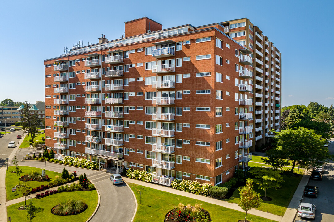 Trent & Kingsley in Cote-St-Luc, QC - Building Photo