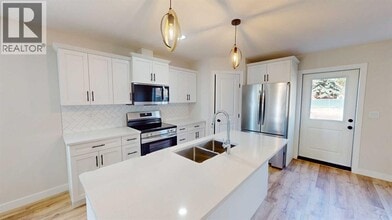 9528-9598 98 Ave in Grande Prairie, AB - Building Photo - Building Photo