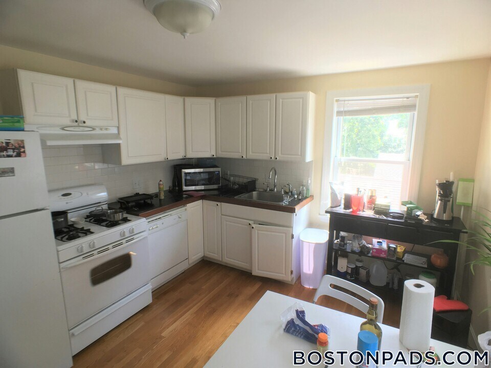 14 Duval St in Boston, MA - Building Photo