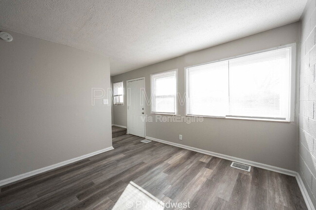 6050 E 16th St in Indianapolis, IN - Foto de edificio - Building Photo