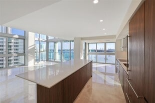 1500 Bay Rd in Miami Beach, FL - Building Photo
