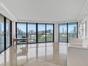 4000 Island Blvd in Aventura, FL - Foto de edificio - Building Photo