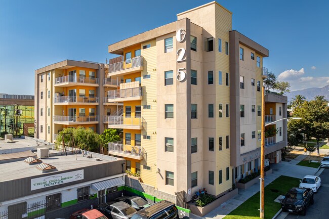 Pacific Luxe in Glendale, CA - Foto de edificio - Building Photo