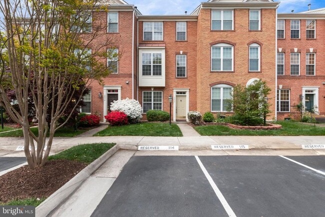 2372 Woodland Pond Ln in Herndon, VA - Building Photo - Building Photo