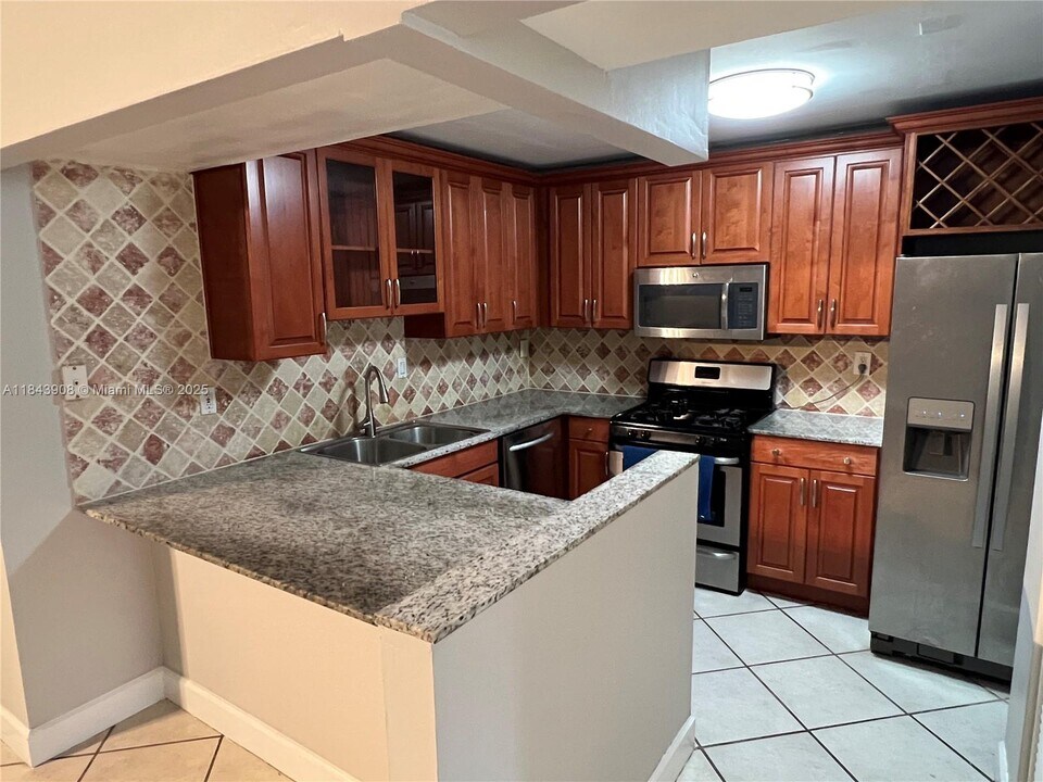 6914 SW 114th Pl in Miami, FL - Building Photo