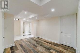 5372 Glen Erin Dr in Mississauga, ON - Building Photo - Building Photo