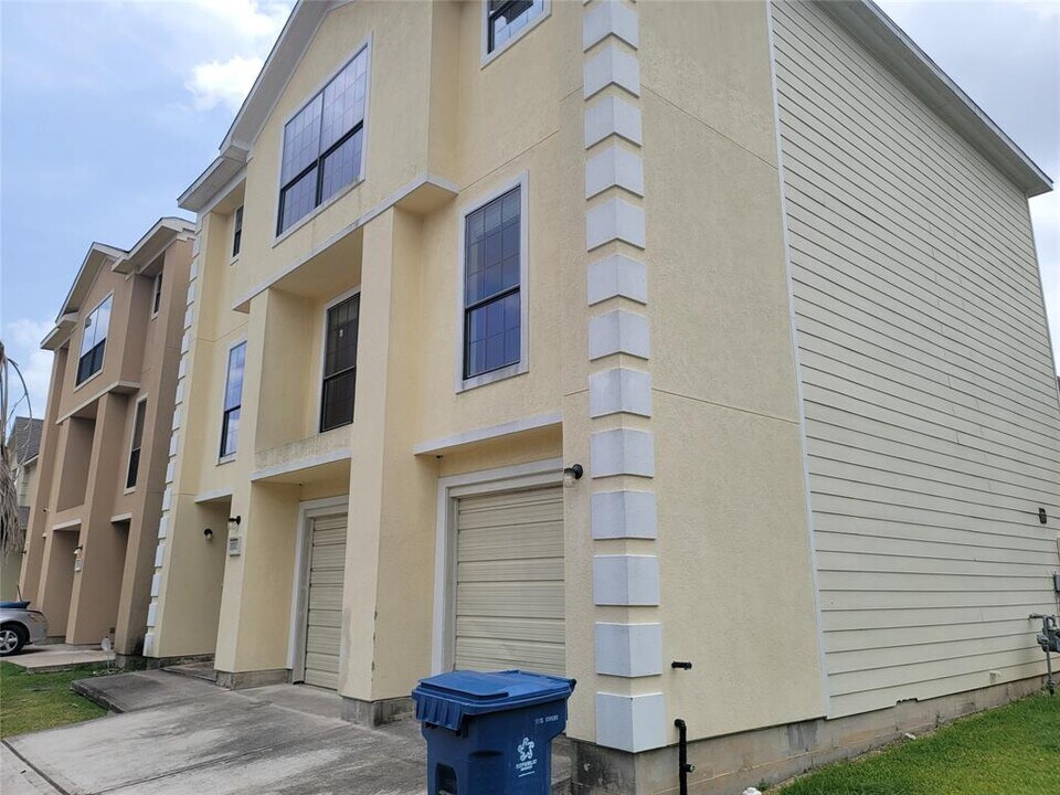 13115 N Bellaire Estates Dr in Houston, TX - Foto de edificio