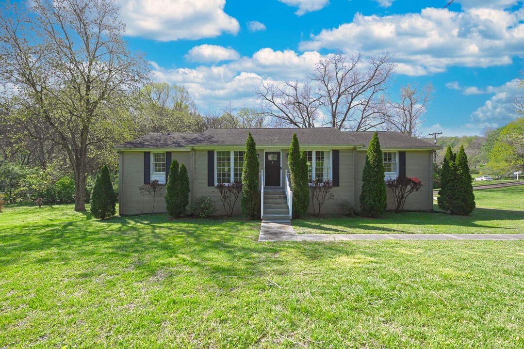 7635 Charlotte Pike in Nashville, TN - Building Photo