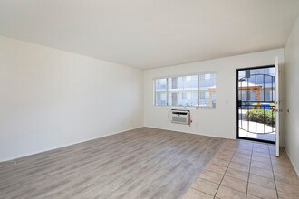 Oakdale Apartments in El Cajon, CA - Foto de edificio - Building Photo