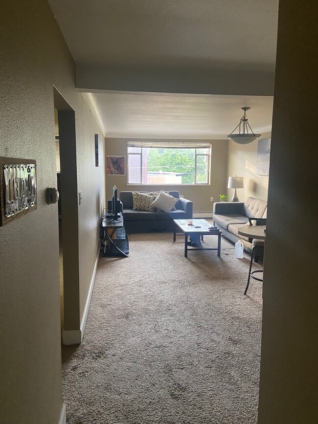 2295 E Asbury Ave, Unit 203 in Denver, CO - Foto de edificio - Building Photo