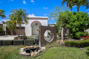 6590 Fountains Cir in Greenacres, FL - Building Photo