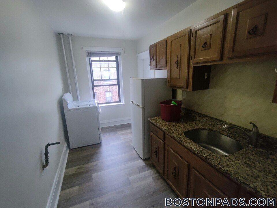 349 Pleasant St in Malden, MA - Building Photo