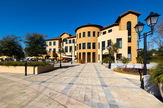 Middle Plaza Apartments in Menlo Park, CA - Building Photo - Building Photo