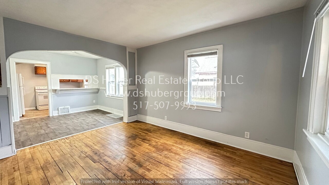 2011 S Martin Luther King Jr Blvd in Lansing, MI - Building Photo