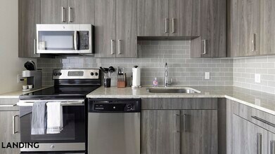 101 S Center St, Unit 528 in Arlington, TX - Foto de edificio - Building Photo