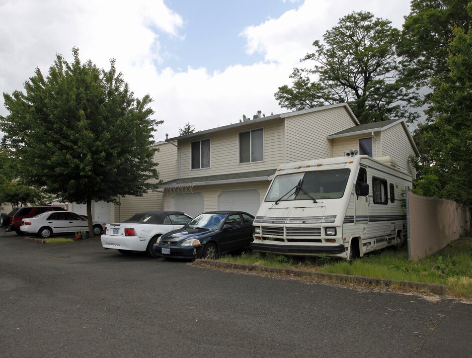 19995 NE Halsey St in Portland, OR - Foto de edificio