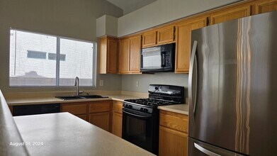 1074 Kennebunk Cir in Henderson, NV - Building Photo - Building Photo