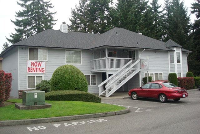 Starview Apartments in University Place, WA - Building Photo