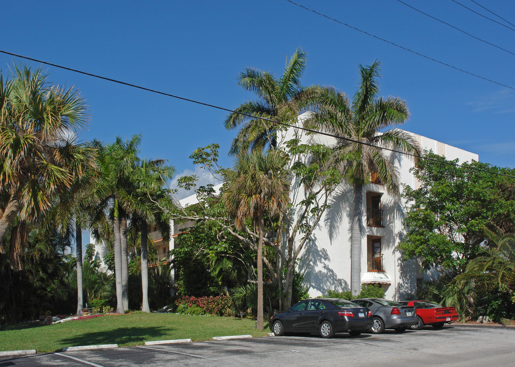 Island Trader in Pompano Beach, FL - Building Photo