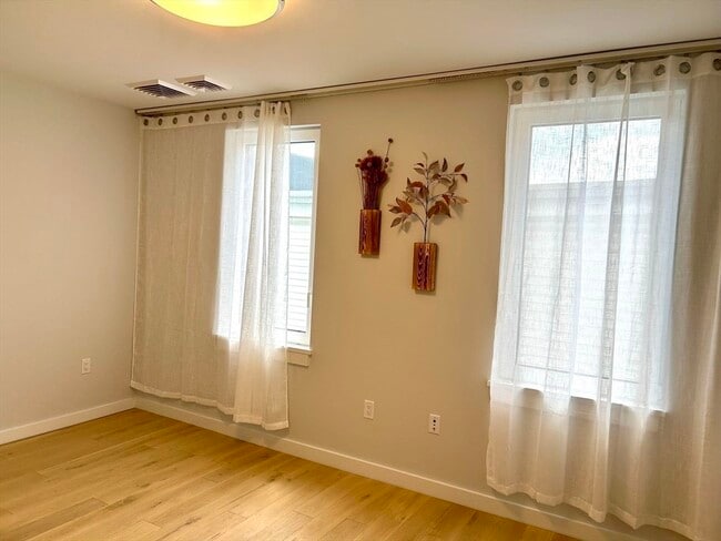 63 Bow St, Unit #1 in Somerville, MA - Building Photo - Building Photo