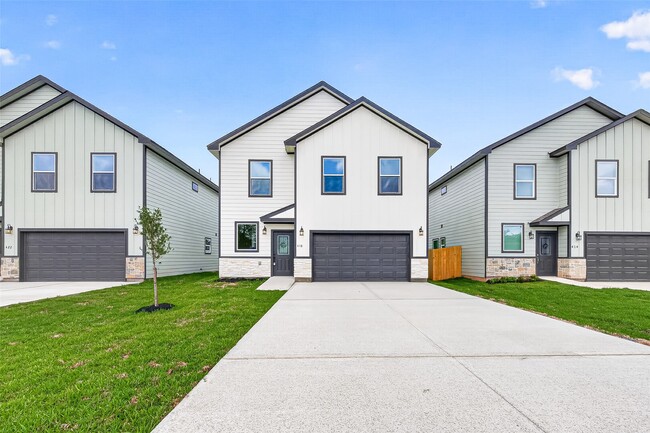property at 418 N 4th St
