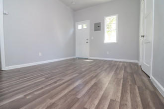 1000 Redondo Ave in Long Beach, CA - Building Photo - Interior Photo