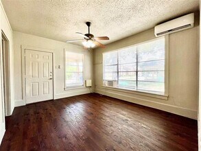 521 W Collins St in Denton, TX - Building Photo - Building Photo