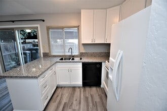 8744 Woodman Way in Sacramento, CA - Building Photo - Building Photo