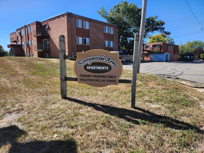 Bonneywoode Arms Apartments in Brainerd, MN - Foto de edificio - Building Photo