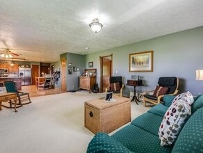 5501 Martell Rd in Hickman, NE - Foto de edificio - Building Photo