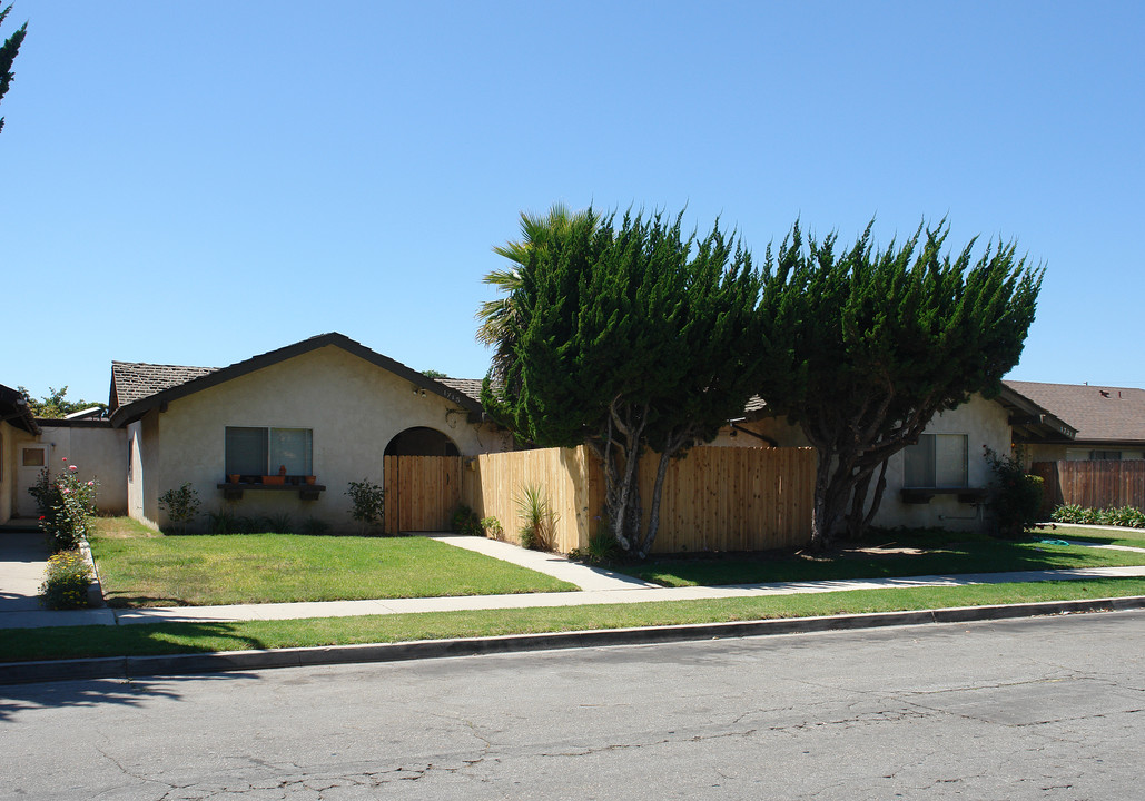 1715-1721 Gina Dr in Oxnard, CA - Building Photo