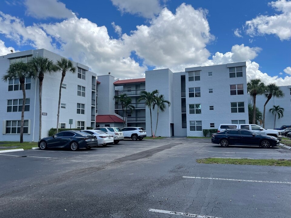9441 Evergreen Pl, Unit 203 in Davie, FL - Foto de edificio